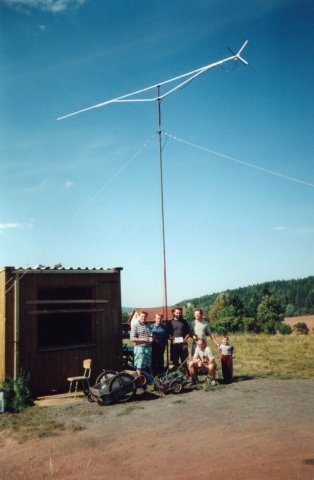 Druhé pracoviště na vrcholu Habeše - Pavel Podobský OK1MYA, Míra Polák OK1MYM, Ota Kozlík OK1XAV, Martin Kobrle OK1TKN a Martina Kobrlová, sedící Vláďa Ferles