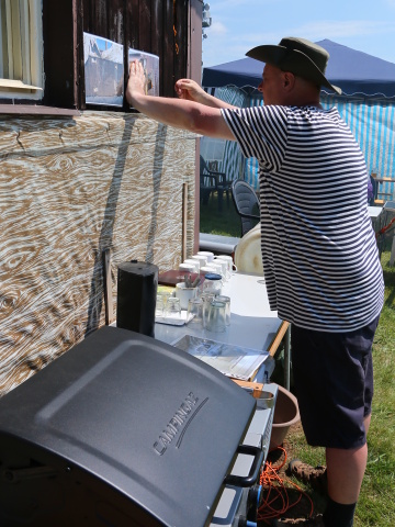 Vláďa OK1FUJ dokončoval výzdobu