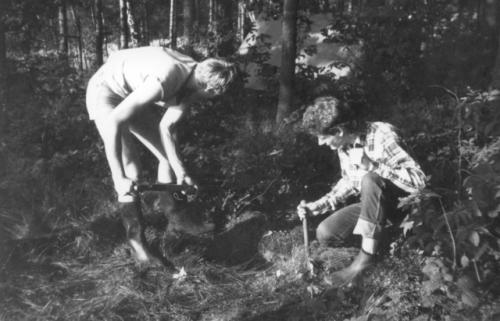 Nejdůležitější činnost - při kopání díry pro sud Petr Knap OK1AKI a Martin Kobrle