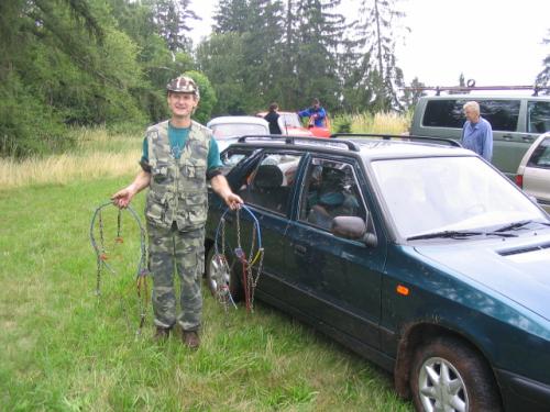 Konečně na kopci - Martin Kobrle OK1TKN, v pozadí Štěpánka Knapová, Marek Jirásko a Ota Knap st.