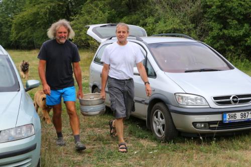 Petr Knap OK1AKI a Ota Kozlík OK1XAV, který s sebou přivezl 3 štěňata