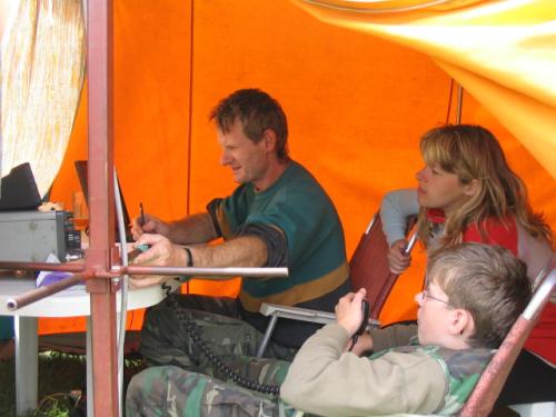 U mikrofonu byl Tomáš Kobrle, sledovali ho rodiče Martin OK1TKN a Věra