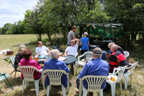 Páteční posezení, jehož se zůčastnili Věra Kobrlová, Roman Pokorný OK1NPF, na kole Mikuláš, Marek Jirásko, Petr Knap OK1AKI, Ondra Pokorný, Ota Kozlík OK1XAV, Vláďa Ferles OK1FUJ, Honza Cuc OK1JC, Ota a Blanka Knapovi