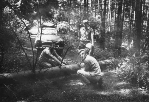 Cestu jsme museli prořezat. Martin Kobrle, Petr OK1AKI a Ota st. Knapovi