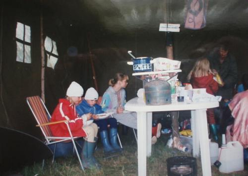 Ranní snídaně omladiny za špatného počasí