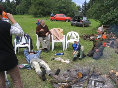 Při odpoledním odpočinku u ohně Štěpánka Knapová, Petr Polášek, Honza Cuc OK1JC, a Jarda Polášek s vnukem Patrikem