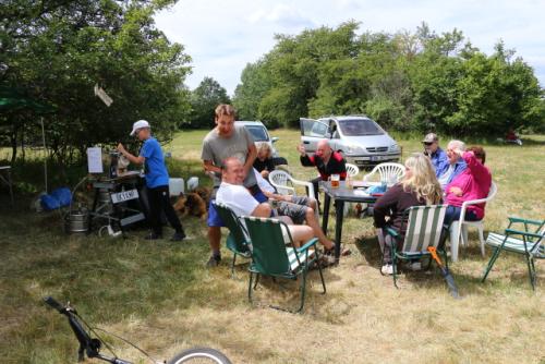 Ondra Pokorný, u stolu Marek Jirásko, Roman Pokorný OK1NPF, Ota Kozlík OK1XAV, Vláďa Ferles OK1FUJ, Honza Cuc OK1JC, Ota a Blanka Knapovi, Věra Kobrlová