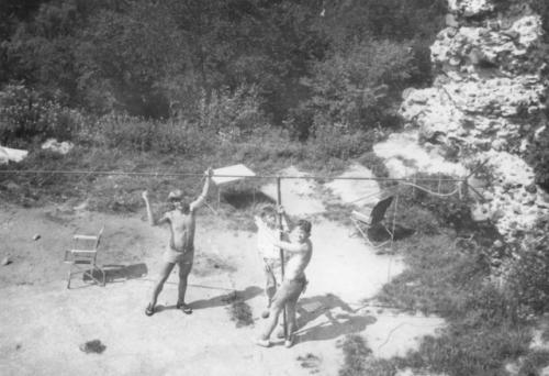 Stavba antény. Petr OK1AKI a Ota ml. Knapovi, Martin Kobrle