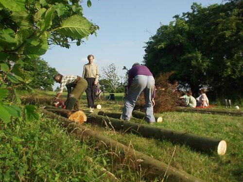 Jarda Polášek, Míra Polák OK1MYM a Honza Cuc OK1JJC při přípravě dřeva