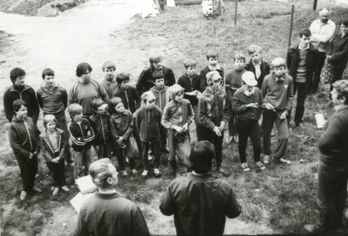 Zleva Aleš Stirand, na pravé straně Vláďa Ferles OL5BCR, p. Pour (Jeřice), zezadu Jirka Podlipný OK1MZO, Honza Cuc OK1JJC a Jaroslav Štefan (Železnice)