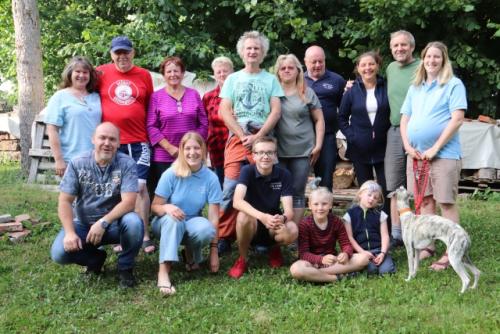 Společné foto. Stojící Lída, Honza OK1MNV, Blanka, Bára, Martin OK1TKN, Věra, Vláďa OK1FUJ, Štěpánka, Petr OK1AKI a Anička. Sedící Roman OK1NPF, Maruška, Ondra, Mikuláš a Karolínka