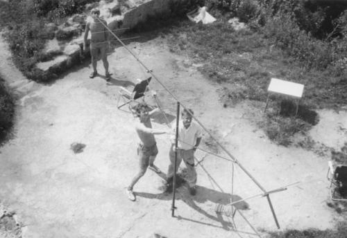 Stavba antény. Petr OK1AKI a Ota ml. Knapovi, Martin Kobrle