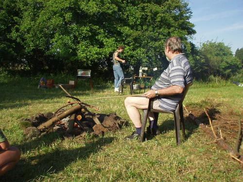 Opečený buřtík přišel vhod, pochutnávali si Martin Kobrle OK1TKN a Honza Cuc OK1JJC