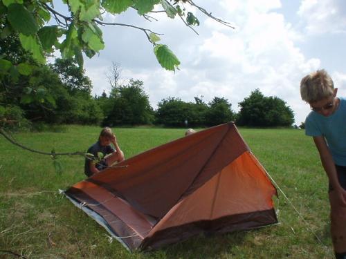 Při výstavbě stanu Petra a Lukáš Kozlíkovi