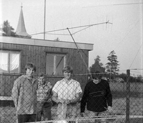 Pokusy s anténami. Pavel Podobský OK1MYA, Ota st. a Petr OK1AKI Knapovi, Petr Podobský OK1VYA