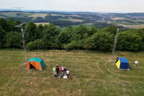 Okolní vegetace nás rychle dorůstá