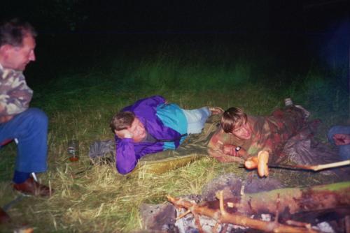 Míla Jůza OK1DMJ, Zdeněk Krejčí OK1MKZ a Petr Knap OK1AKI při večeru u ohně