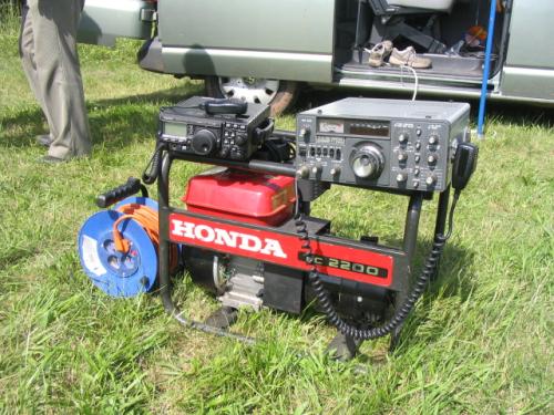 Použitá zařízení FT-897 a FT-225RD s elektrocentrálou Honda