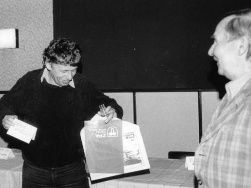 Pepa Šnábl OK1MKD přebírá Cenu útěchy z rukou Rudy Webera OK1VHD