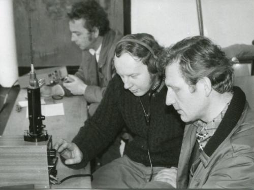 Kontrolní odposlech vysílačů. U přijímače R3 Míla Jůza OK1DMJ a Honza Huryta OK1MNV, v pozadí řídí provoz Standa Blážka OK1MBS