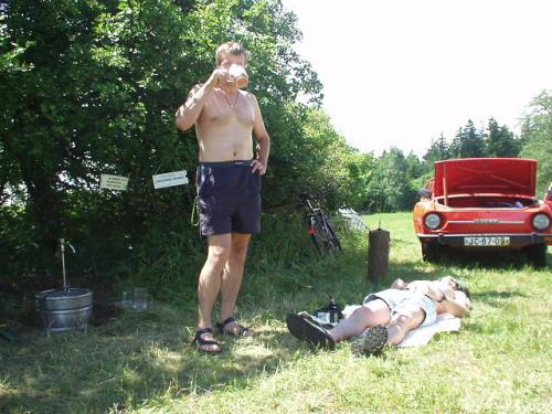 Tekutiny doplňoval Petr Knap OK1AKI, ležící Martin Kobrle OK1TKN