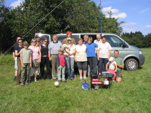 Při závěrečném fotografování zleva Vláďa Ferles, Zuzka Letašiová, Tomáš Kobrle, Věra Kobrlová, Marek Jirásko, Petra Cucová-Jirásková, Honza Cuc OK1JC, Martina Kobrlová, Anička Knapová a pes Bud, Vítek Píro, Blanka Knapová, Ota Knap st., Lukáš Knap, Honza Huryta OK1MNV, Štěpánka Knapová, Maruška a Petr OK1AKI Knapovi
