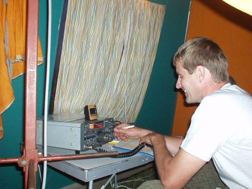 Petr Knap OK1AKI u zařízení FT-225 RD 