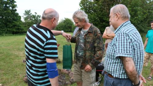 Martin Kobrle OK1TKN slavil padesátiny, při gratulaci Vláďa Ferles a Honza Cuc OK1JC