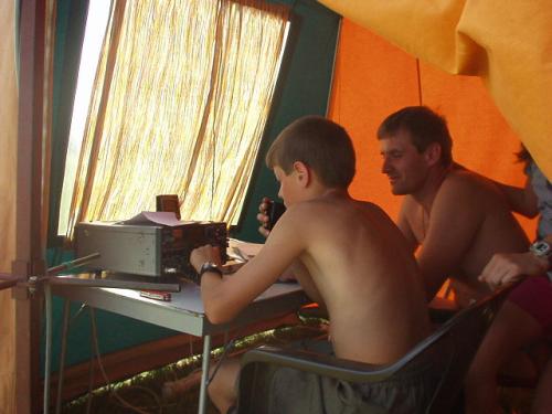 Mladí operátoři pod dohledem Petra Knapa OK1AKI