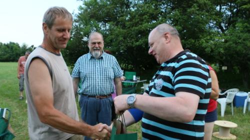 Také Petr Knap OK1AKI oslavil padesátiny, gratulovali Vláďa Ferles a Honza Cuc OK1JC