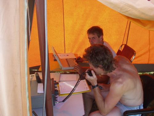 U mikrofonu Martin Kobrle OK1TKN, zapisoval Petr Knap OK1AKI