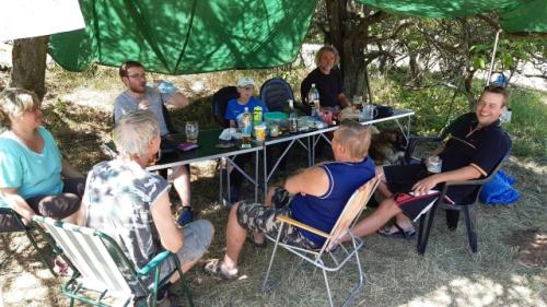 Při sobotní ranní siestě Martin OK1TKN, Věra a Tomáš Kobrlovi, Ondra Pokorný, Ota Kozlík OK1XAV, Marek Jirásko, Zdeněk Krejčí OK1MKZ