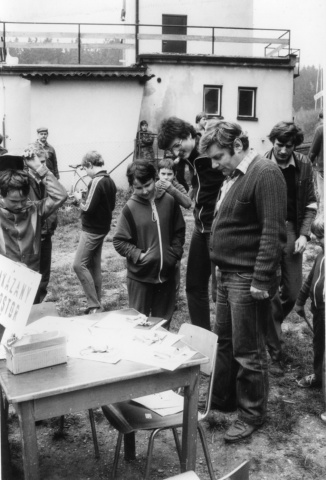 Průběžné výsledky. V pozadí Jaroslav Štefan (Železnice), Petr Nykl a Petr Antoš, v popředí Aleš Stirand , Jirka Slavík OK1MIS (Hořice) a Jirka Podlipný OK1MZO