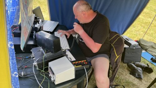 Vzácný okamžik. U mikrofonu Vláďa OK1FUJ