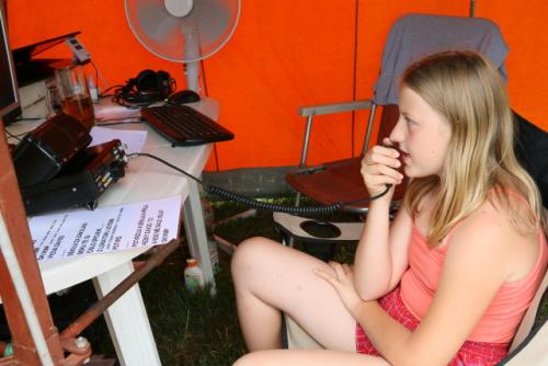 U mikrofonu pracoviště pro pásmo 2 m Maruška Knapová