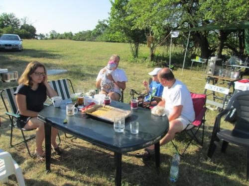 Naďa Kolocová, Petr Knap OK1AKI s vnučkou Karolínkou, Ondra a Roman OK1NPF Pokorní