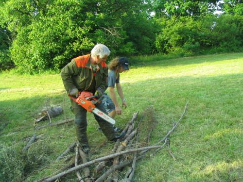 Při přípravě dřeva Jarda a Petr Poláškovi