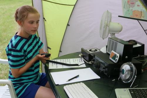 U mikrofonu zařízení pro pásmo 70 cm byla Berenika Veselá