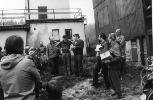 Vyhlašování výsledků. Zleva Honza Huryta OK1MNV, Vašek Antoš OK1ARP, Jirka Slavík OK1MIS (Hořice), Jirka Podlipný OK1MZO, Honza Cuc OK1JJC, Jaroslav Štefan (Železnice) a Ruda Weber OK1VHD