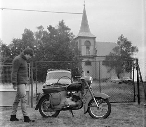 Petr Podobský OK1VYA obhlíží starší techniku