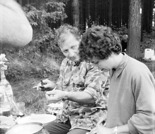 Míla Jůza OK1DMJ a Naďa Romaniuková OK1UXL při přípravě oběda