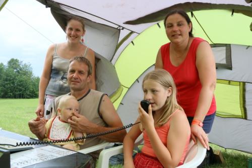 Závodila celá rodina - Anička, Štěpánka, Maruška, Mikuláš a Petr OK1AKI Knapovi