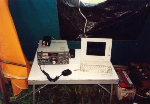 Výbava devadesátých let byla FT-225 RD a notebook