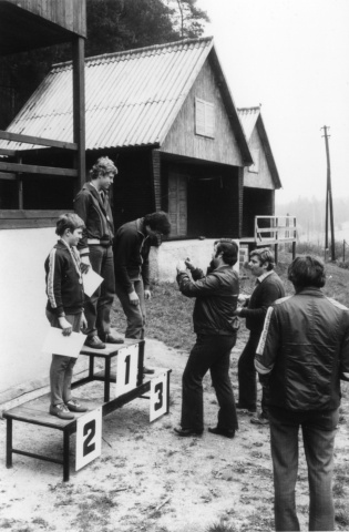 Vyhlášení výsledků - I. místo Vágenknecht Jiří, II. místo Vágenknecht Jaroslav, III. místo Stirand Aleš. Dekorovali Honza Cuc OK1JJC, Jirka Podlipný OK1MZO a Jirka Slavík OK1MIS (Hořice)