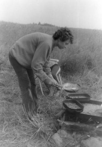 Naďa Romaniuková OK1UXL při dochucování oběda