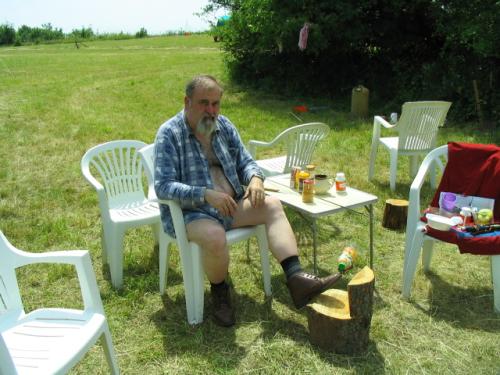 Takto odpočíval po dobrém obědě Honza Cuc OK1JC