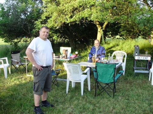 Při siestě za ranního kuropění Martin Veselý a Honza Cuc OK1JC