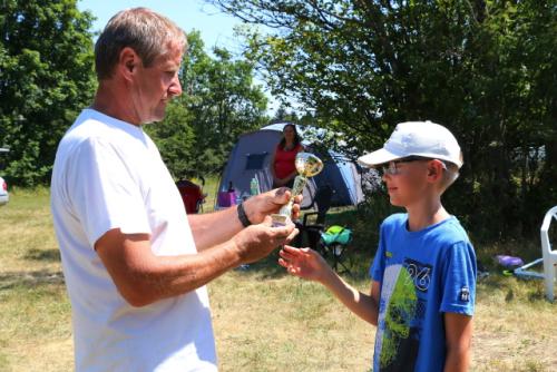 VO Petr Knap OK1AKI předal ocenění za 1. místo v PDM 2018 Ondrovi Pokornému