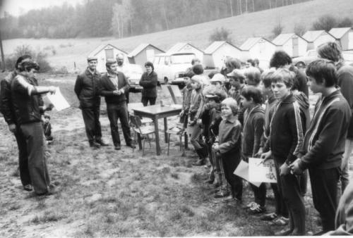 Zhodnocení okresního přeboru. Jirka Slavík OK1MIS (Hořice), Jaroslav Štefan (Železnice), Jirka Podlipný OK1MZO, p. Pour (Jeřice). Zcela vpravo Mirek Polívka a Jaroslav Vágenknecht