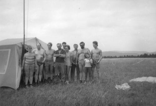 Soutěžní tým zleva Martin Cuc, Honza Huryta OK1MNV, Petr Knap OK1AKI, Pepa Nosek OK1AXN, Aleš Stirand OL5VGB, Naďa Romaniuková OK1UXL, Ota Knap st., Honza Cuc OK1JJC s dcerou Petrou a Martin Kobrle